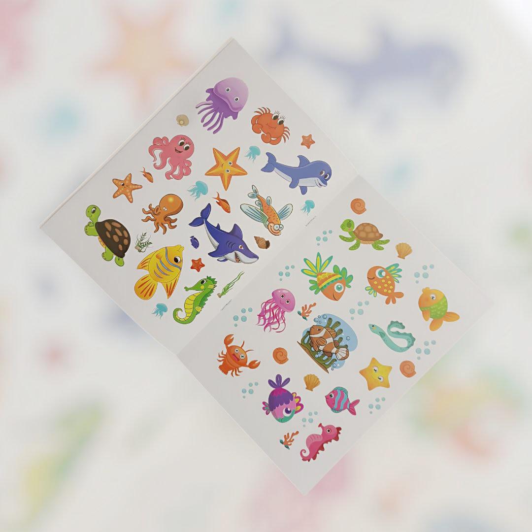 Carte de colorat cu abtibilduri, Vietati marine, 8 + 2 pagini